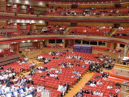 Sellers play an an almost empty hall