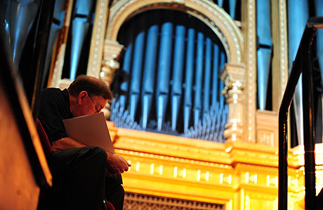 Following the score in the shadow of the organ 