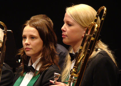 Manger trombones wait their turn