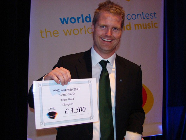 Nils with cheque